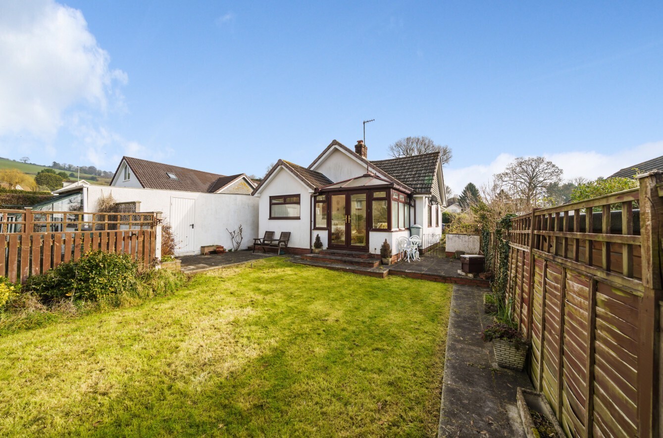 3 bedroom property for sale in Coombe Close, Bovey Tracey, Newton Abbot, TQ13 Guide price £400,000