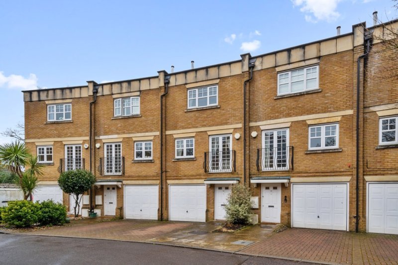 4 bedroom property for sale in Duchess Court, Weybridge, KT13 £925,000
