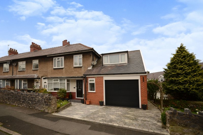 4 bedroom property for sale in Holmfield, Buxton, SK17 Offers over £