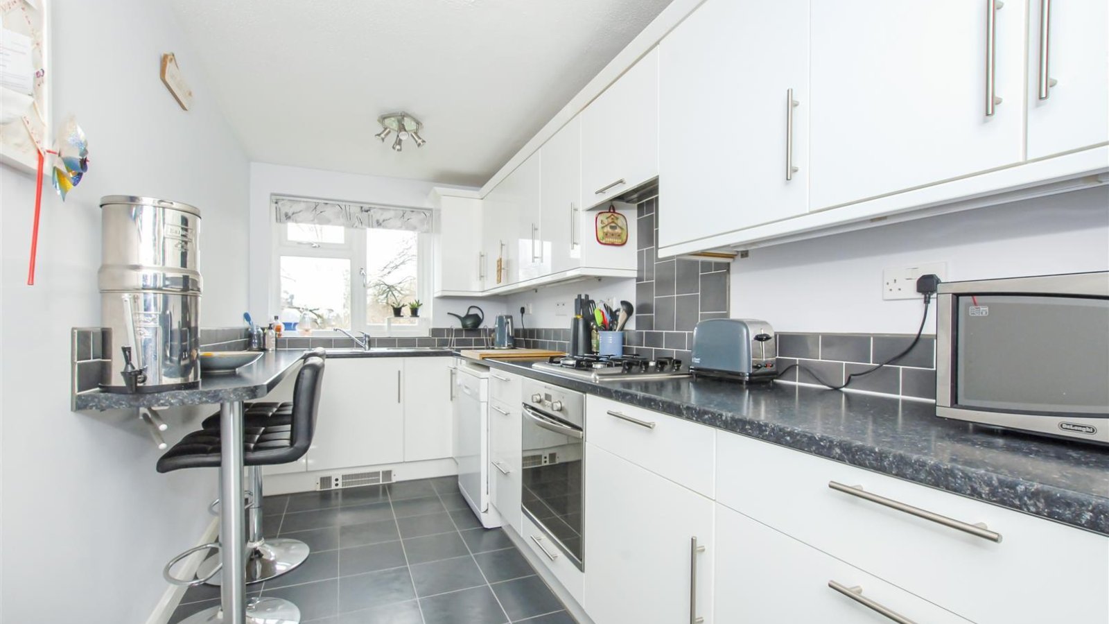 1 bedroom property for sale in Manor Waye, Uxbridge £260,000