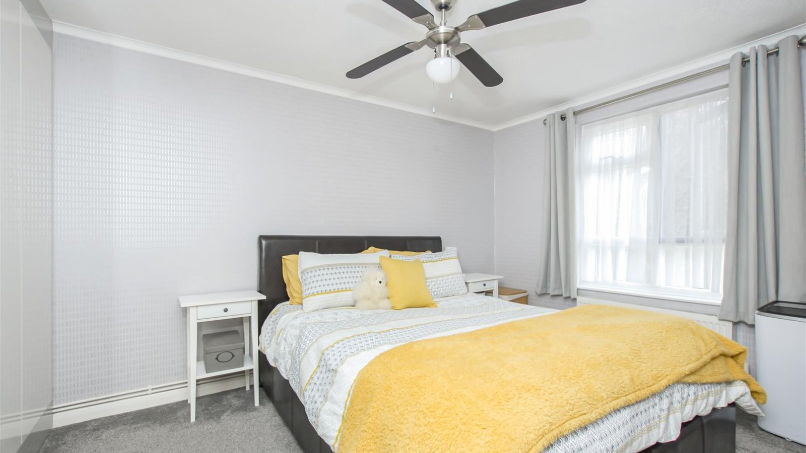 1 bedroom property for sale in Manor Waye, Uxbridge £260,000