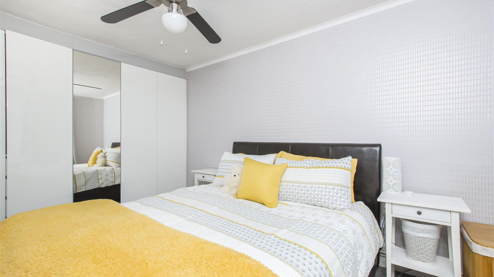 1 bedroom property for sale in Manor Waye, Uxbridge £260,000