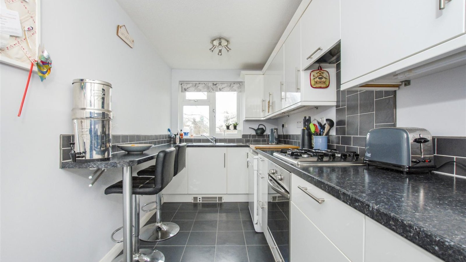 1 bedroom property for sale in Manor Waye, Uxbridge £260,000