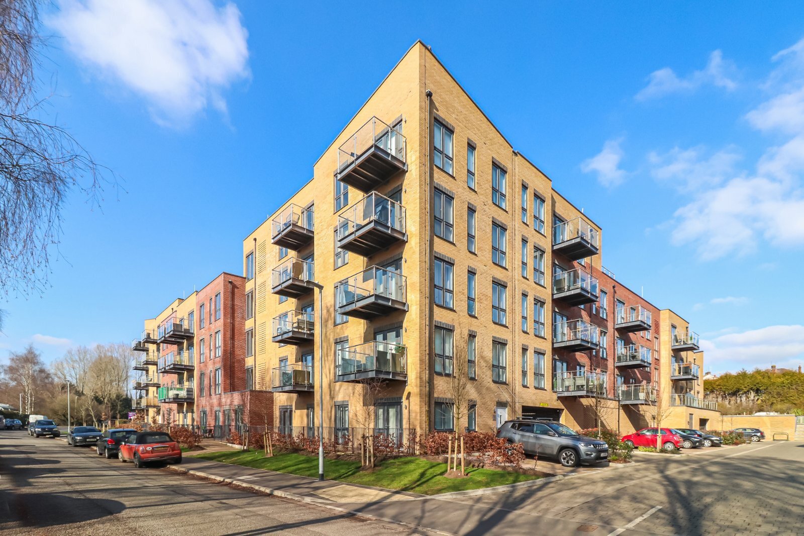 2 bedroom property for sale in Regents House, Frogmore Road, Apsley, Herts, HP3 £375,000