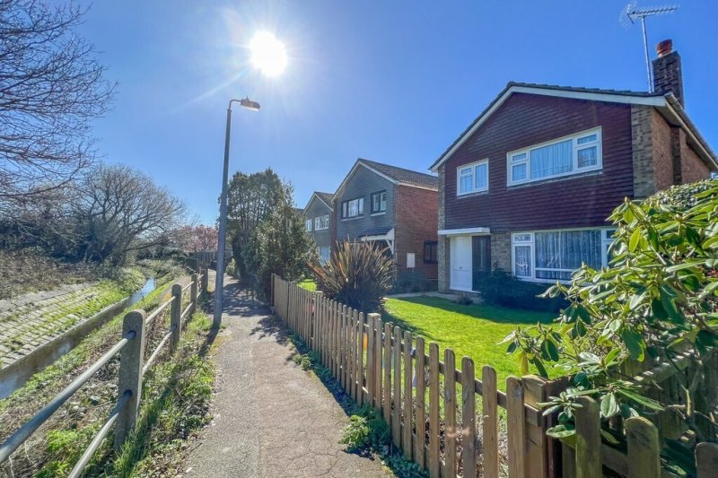 3 bedroom property for sale in Bramfield Road East, Rayleigh £375,000