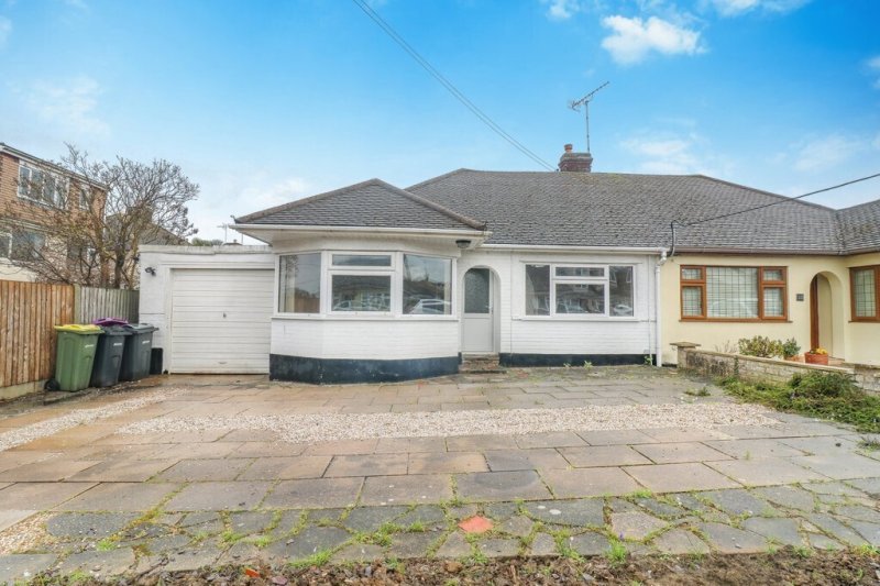 2 bedroom property for sale in Southview Road, Hockley Guide price £