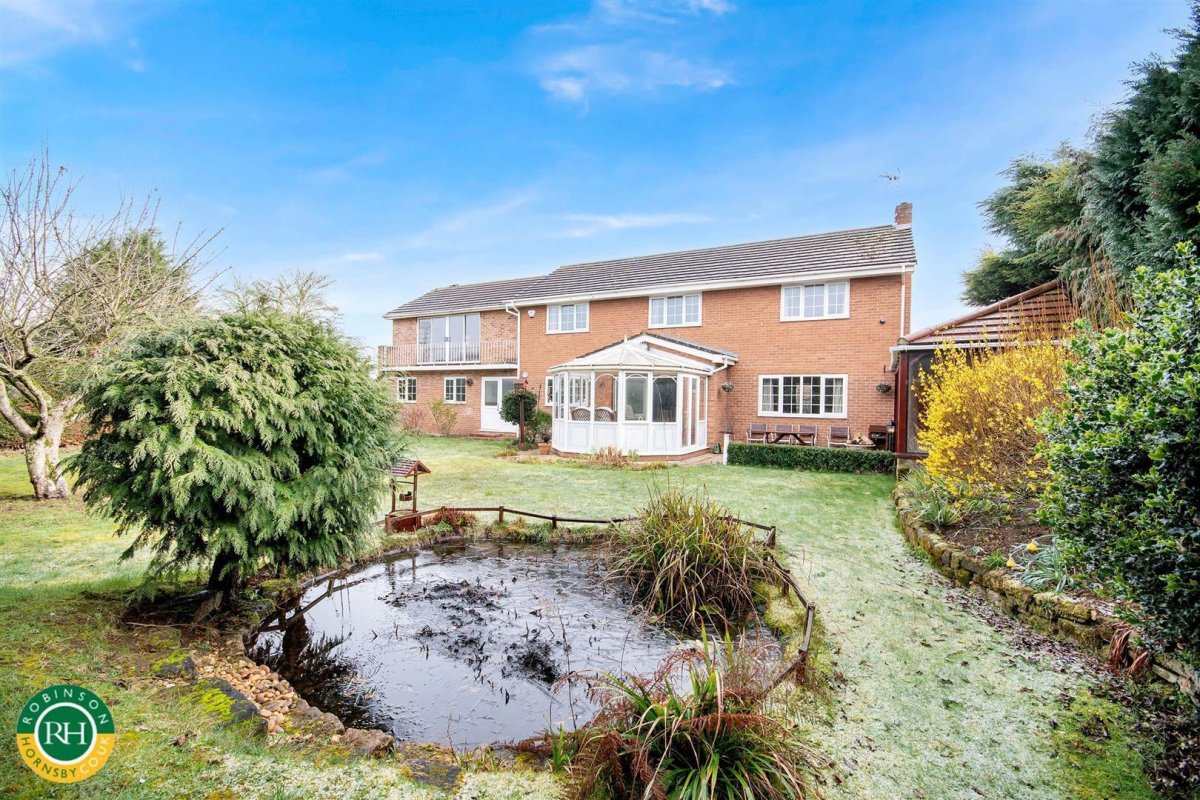 4 bedroom property for sale in Alderson Drive, Tickhill, Doncaster £