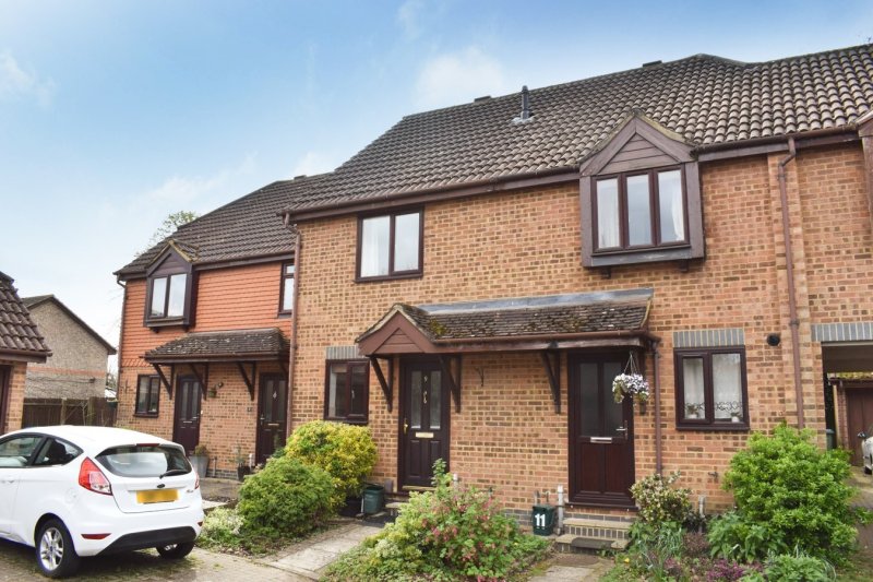 2 bedroom property to let in Hersham Gardens, Hersham, WALTONONTHAMES