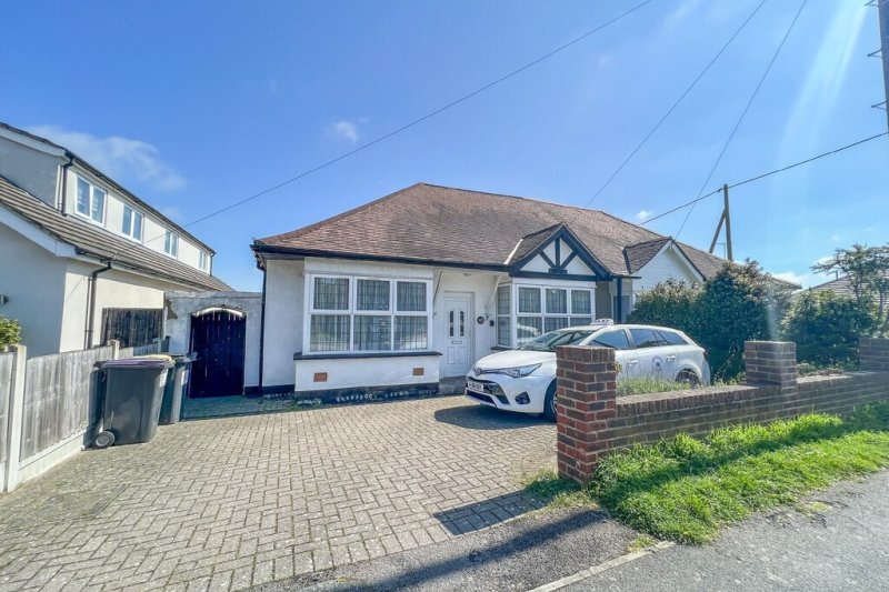 2 bedroom property for sale in Hawkwell Road, Hockley £375,000