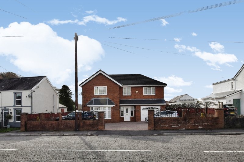 5 bedroom property for sale in Neath Road, Rhos, Pontardawe, Swansea