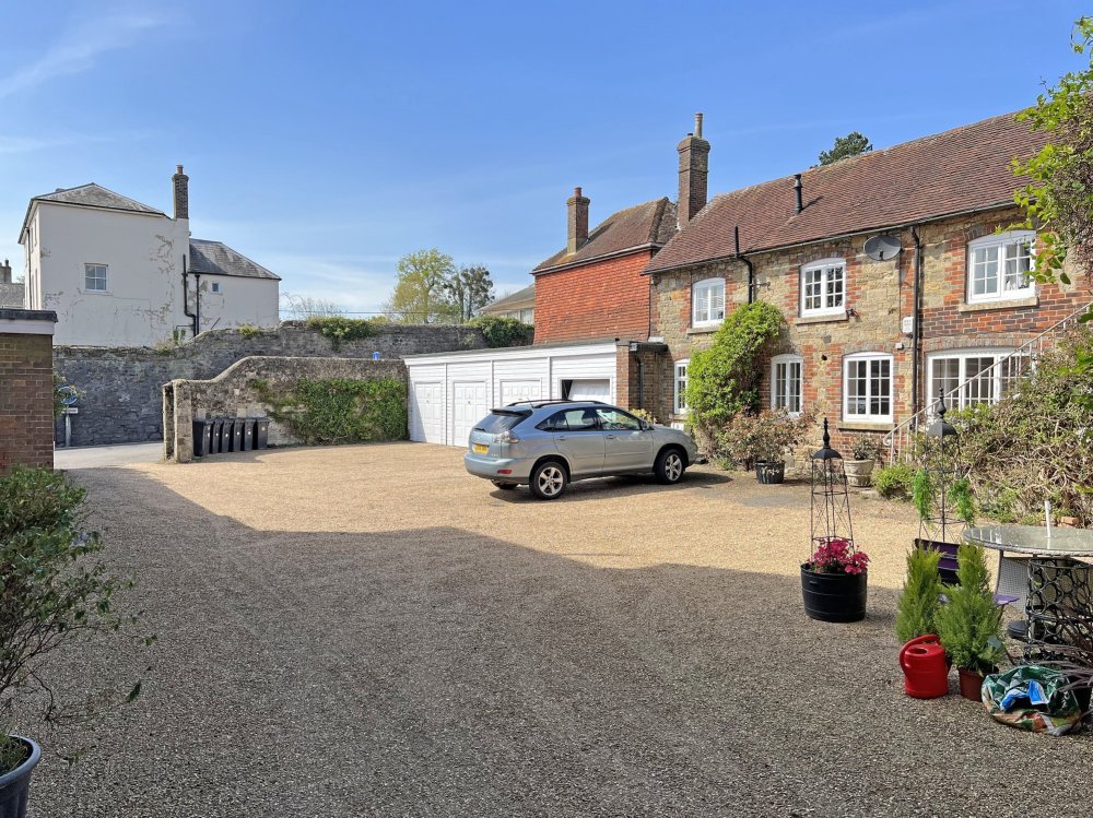 2 bedroom property for sale in Petworth, West Sussex Guide price £450,000