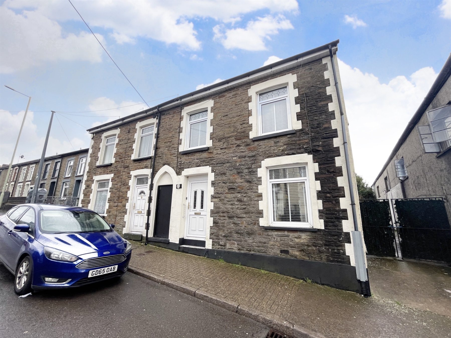 3 bedroom property for sale in High Street, Tonyrefail, Porth £140,000