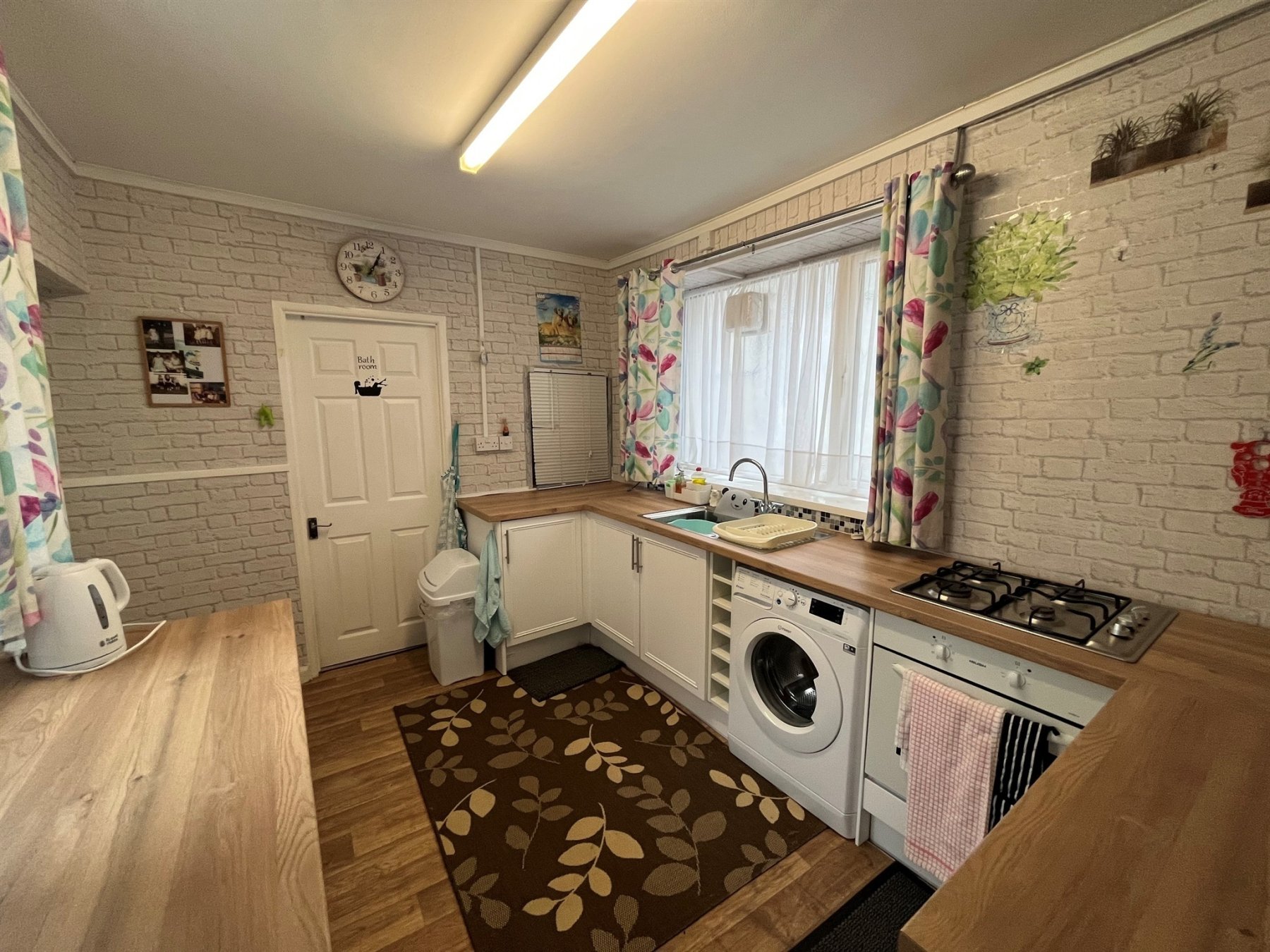 3 bedroom property for sale in High Street, Tonyrefail, Porth £140,000