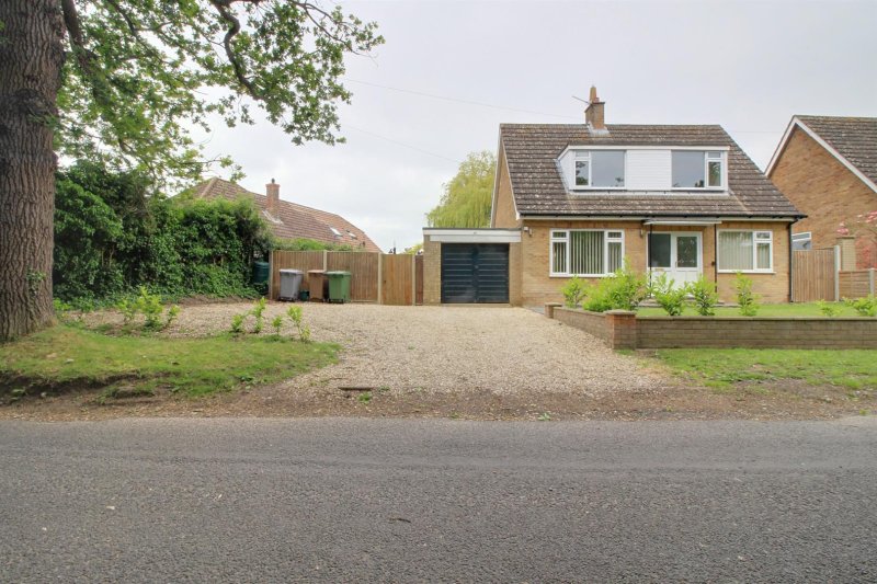 3 bedroom property for sale in Ollands Road, Reepham £375,000