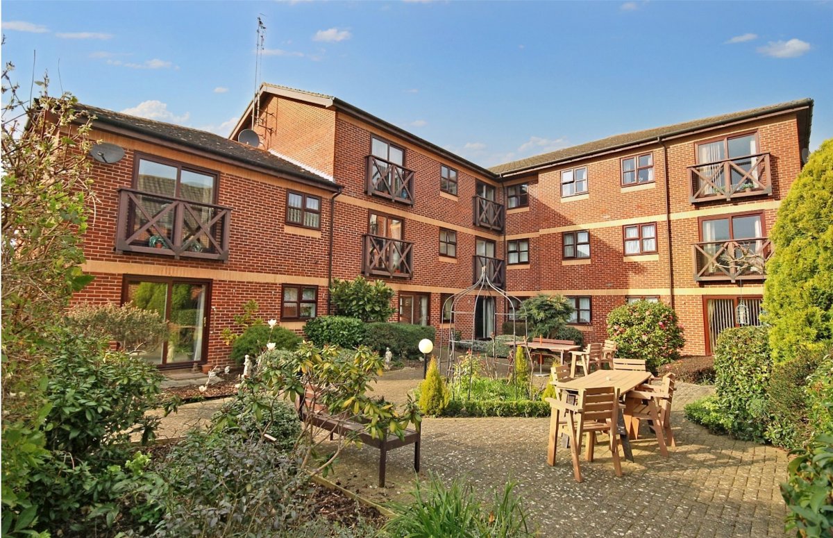 2 bedroom property for sale in Magnolia Court, Victoria Road, Horley