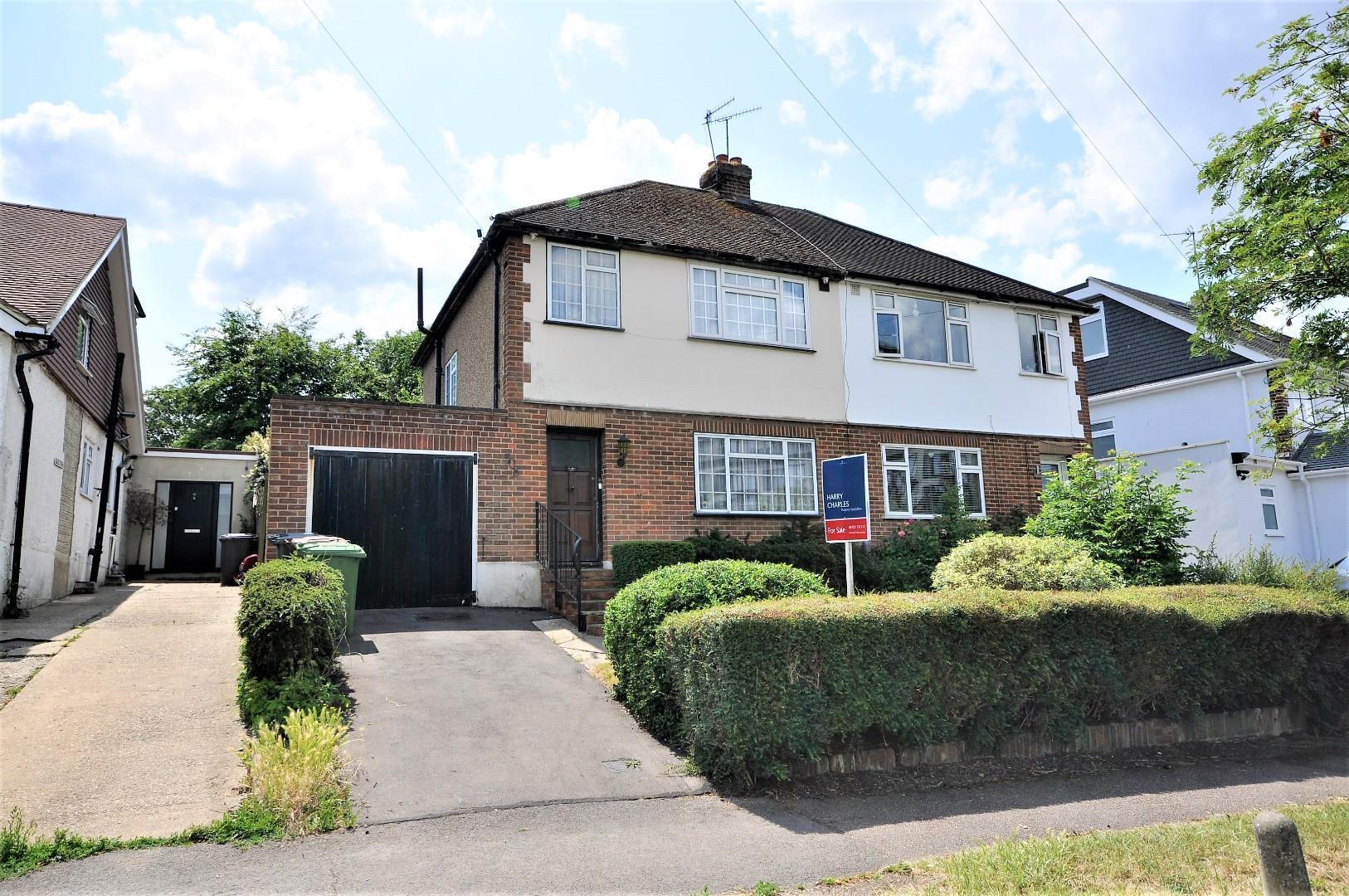 3 bedroom property for sale in Park Avenue, Bushey Guide price £600,000
