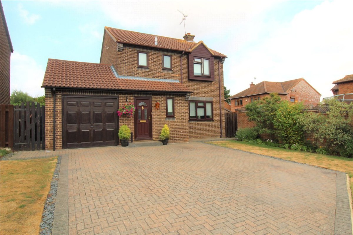 3 bedroom property for sale in Wedgwood Way, Rochford, Essex, SS4