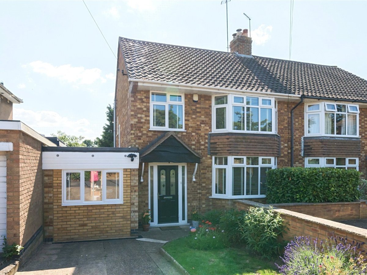 JacksonStops 3 bedroom property for sale in The Bartons Close