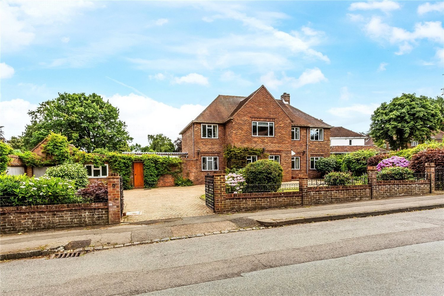 JacksonStops 5 bedroom property for sale in Ringley Park Avenue