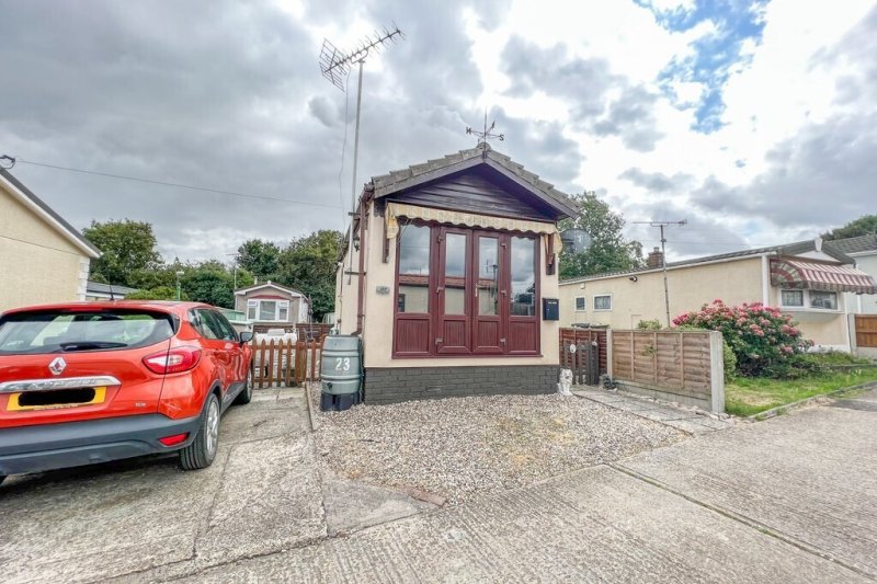 1 bedroom property for sale in Crouch Park, Hullbridge Guide price £