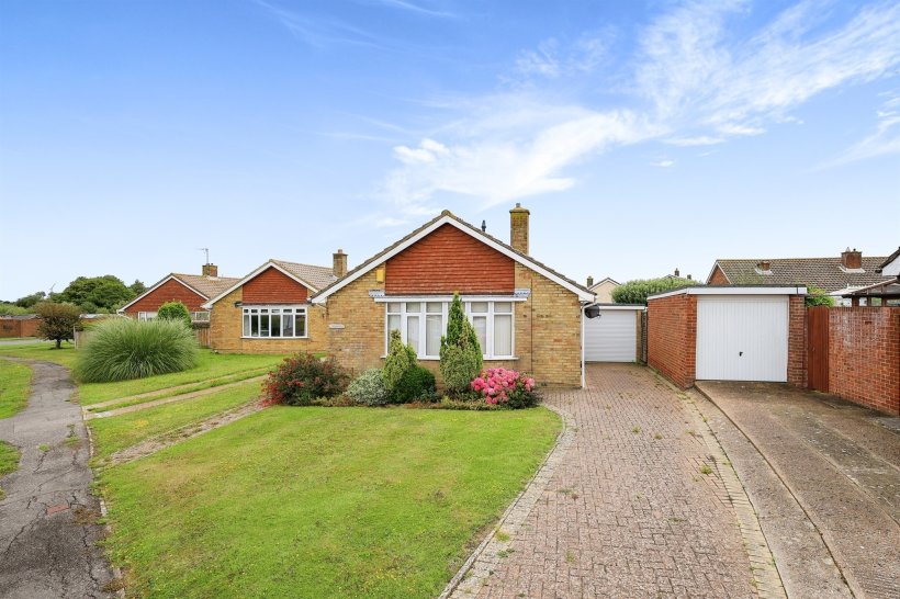 Hawksbridge Close, Eastbourne 2 bedroom detached bungalow Fox & Sons