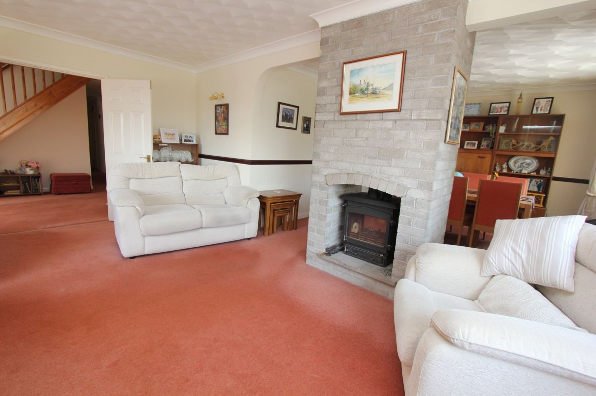 5 bedroom property for sale in Rhoose Road, Rhoose, CF62 £475,000