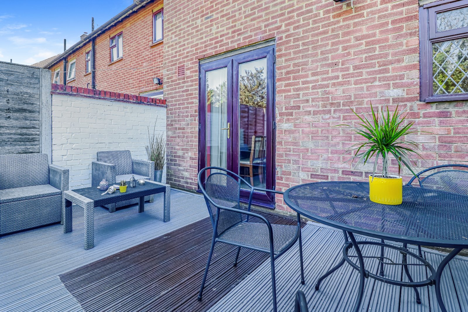 2 bedroom property for sale in South Way, Abbots Langley, Herts, WD5 Guide price £450,000 2 bedroom property for sale in South Way, Abbots Langley, Herts, WD5 Guide price £450,000