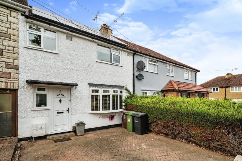 Harvey Road, London Colney, St. Albans 3 bedroom terraced house