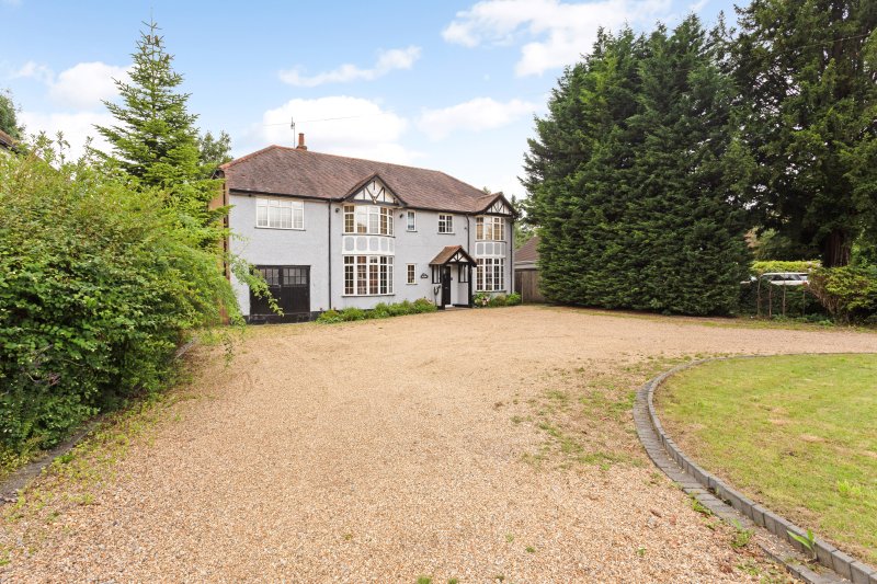 5 bedroom property for sale in Crescent Road, Caterham, CR3 Guide