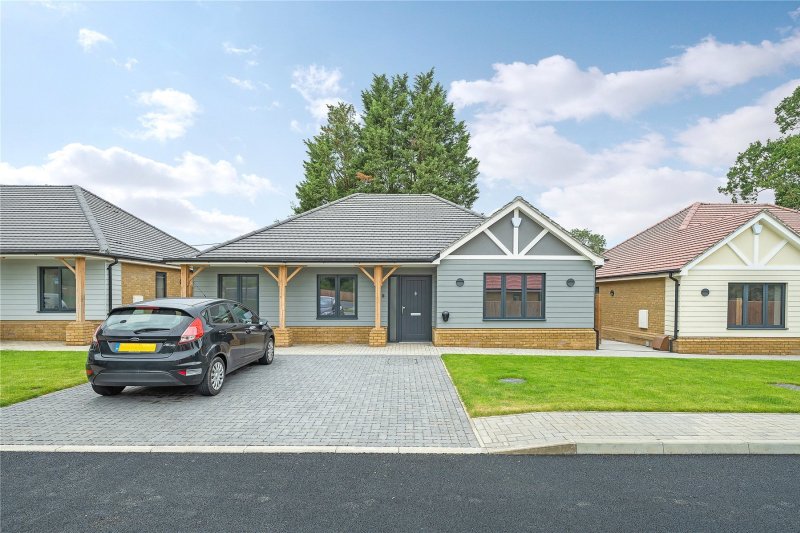 3 bedroom property for sale in Oak Hill Road, Stapleford Abbotts, Essex