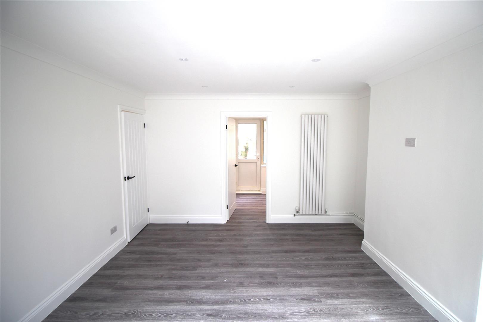 Lyndhurst Close, Crawley Image 7
