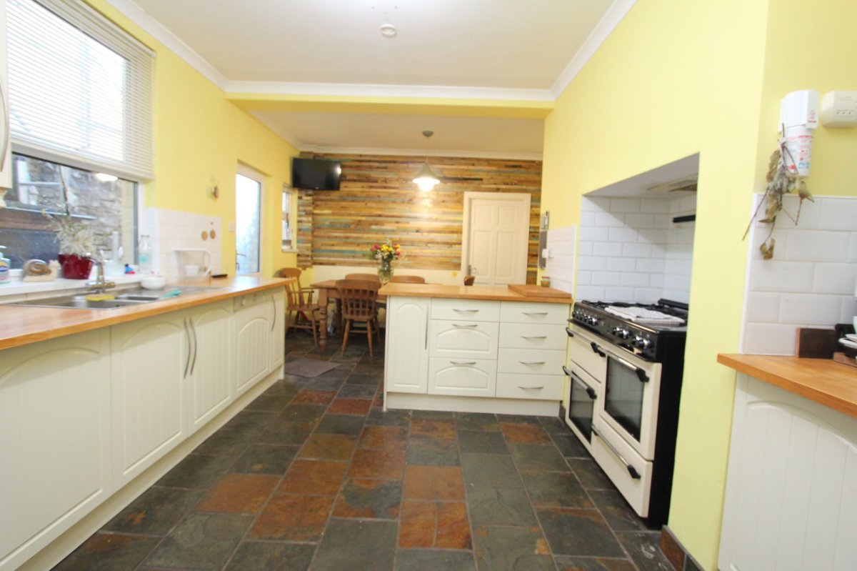 5 bedroom property for sale in St. Nicholas Road, Barry, CF62 £345,000