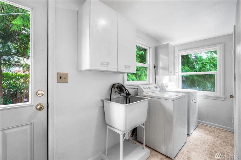 1421 S 134th St, Burien, WA 98168