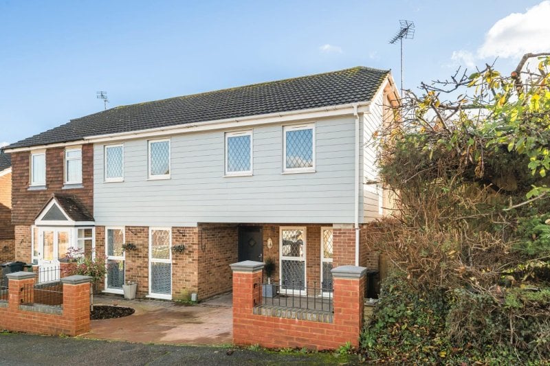 4 bedroom property for sale in Quantock Drive, Ashford TN24 £365,000