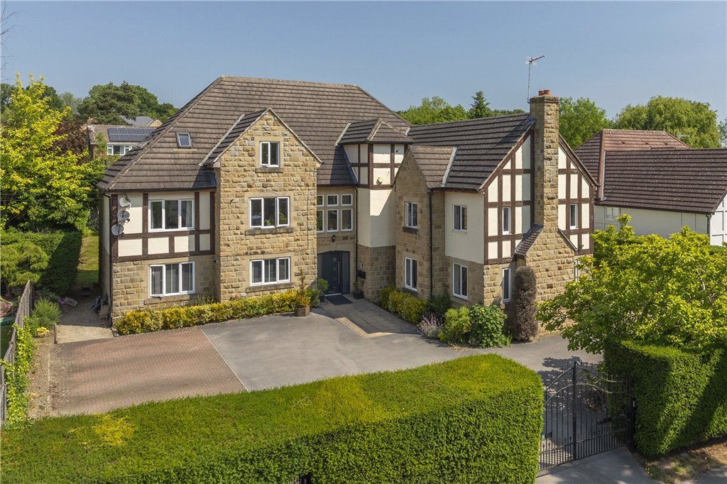 2 bedroom property for sale in Dunstarn Lane, Leeds, LS16 Offers over