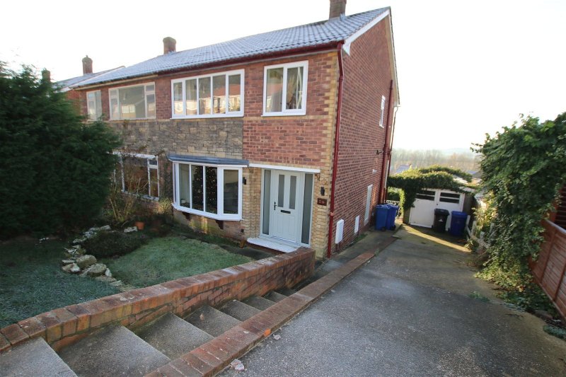 3 bedroom property for sale in Roehampton Rise, Ardsley, Barnsley £