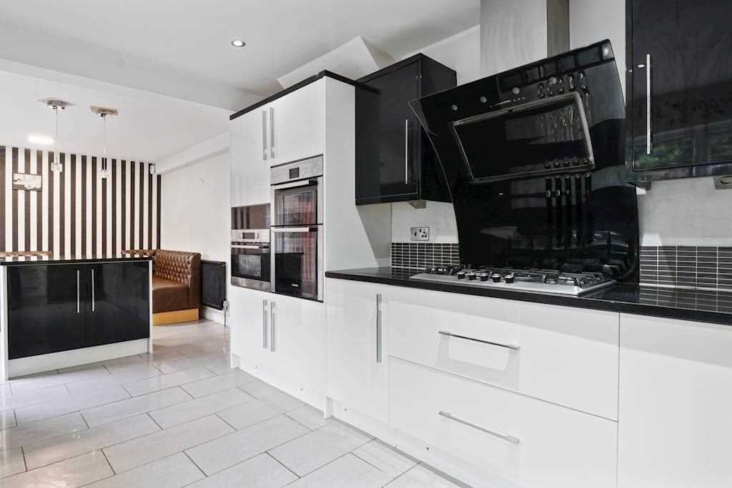 Fir Tree Close, Essex Image 4