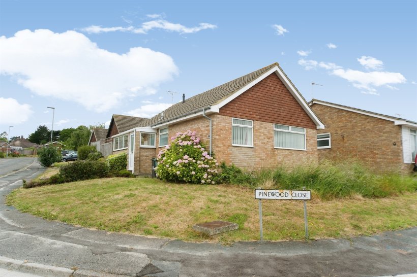 Pinewood Close, Eastbourne 2 bedroom detached bungalow Fox & Sons