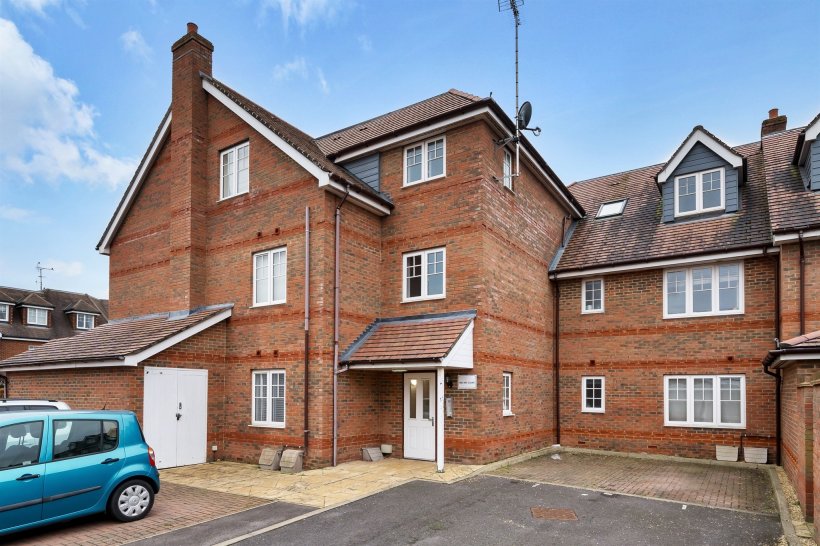 Larchfield Road, Maidenhead 2 bedroom apartment Roger Platt