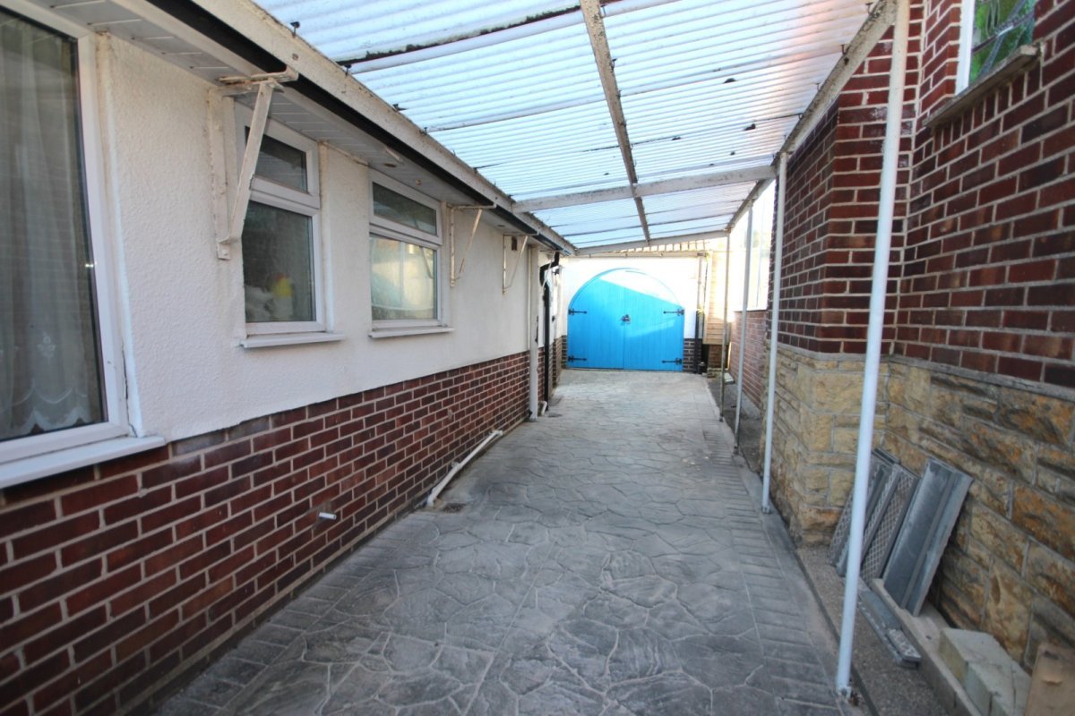 2 bedroom property for sale in Sutherland Avenue, Broadstone, Dorset