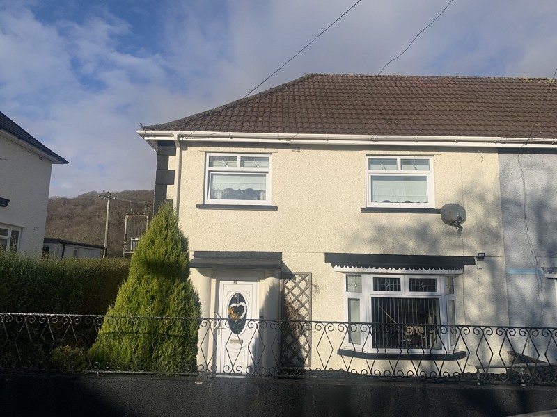 3 bedroom property for sale in Ynyswen, Penycae, Swansea. £155,000