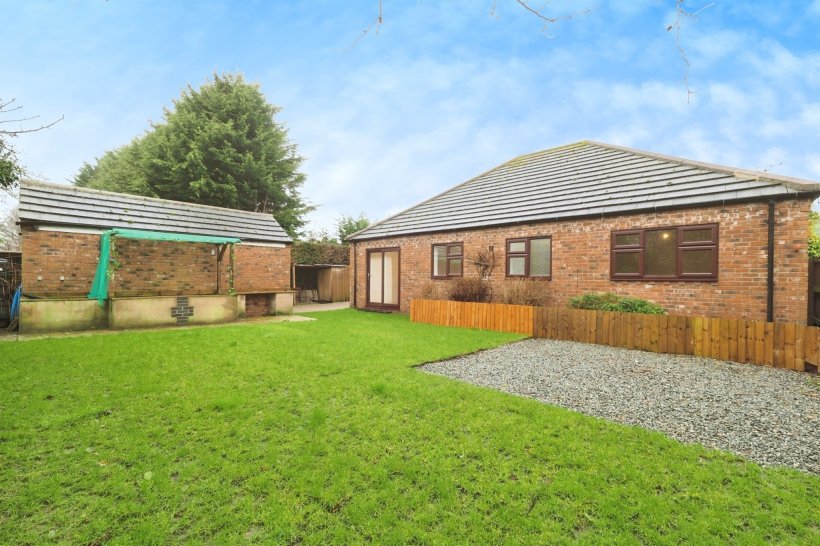 Crowle Bank Road, Althorpe, Scunthorpe 3 bedroom detached bungalow