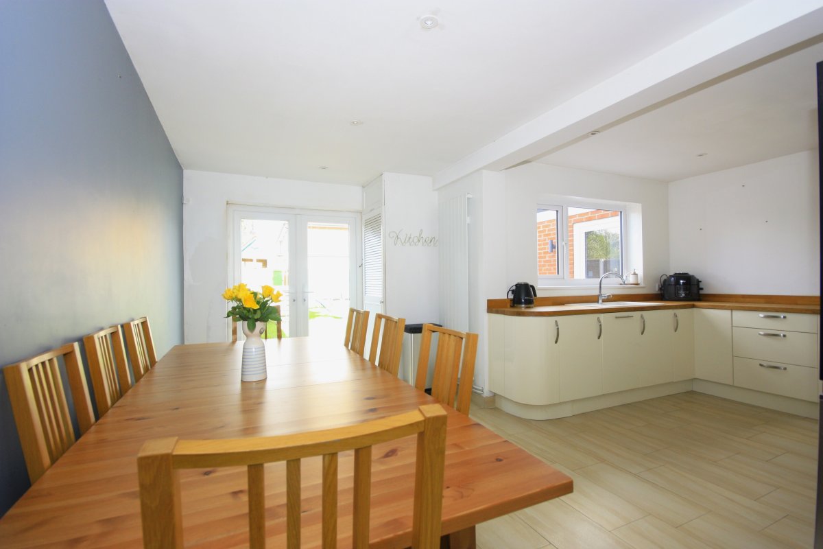 4 bedroom property for sale in The Drive, Havant, Hampshire, PO9 £415,000