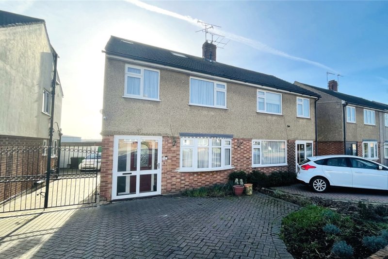 4 bedroom property for sale in Silverlocke Road, Little Thurrock, Grays