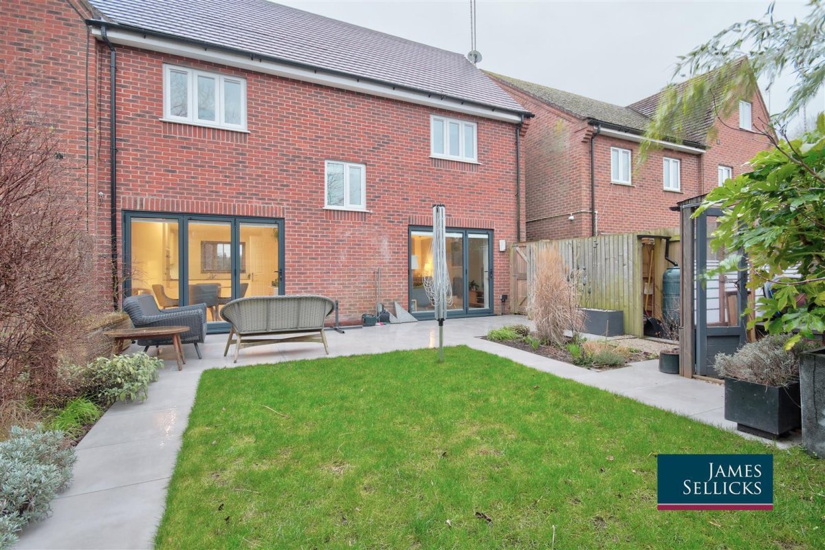 3 bedroom property for sale in The Hawthorns, Lubenham, Market