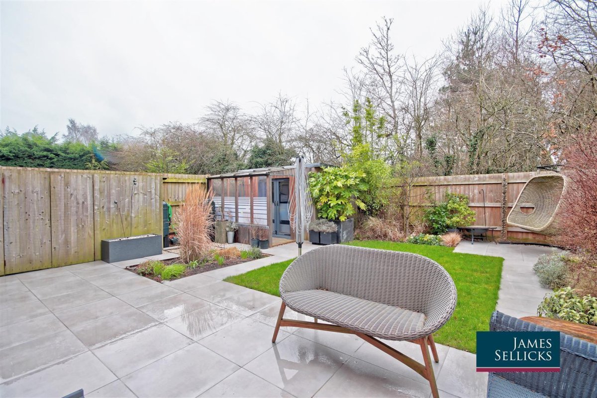 3 bedroom property for sale in The Hawthorns, Lubenham, Market