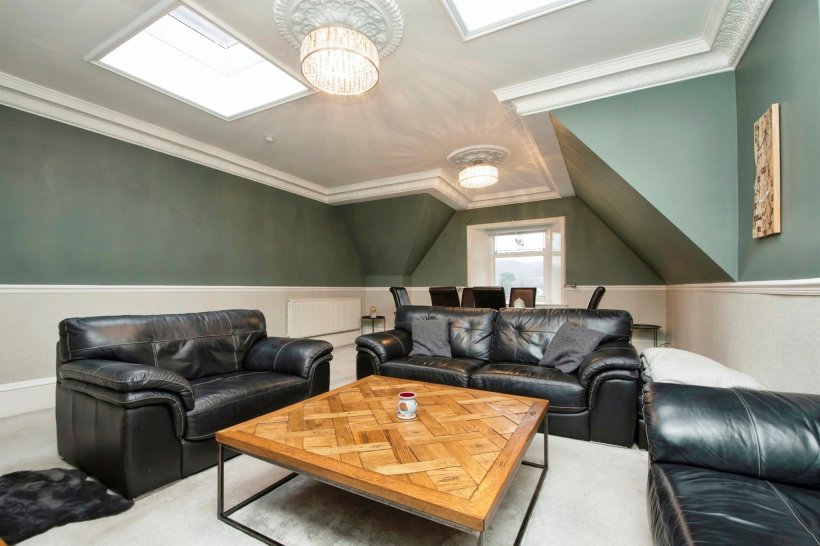 Manor Park Avenue, Paisley 2 bedroom flat Allen & Harris