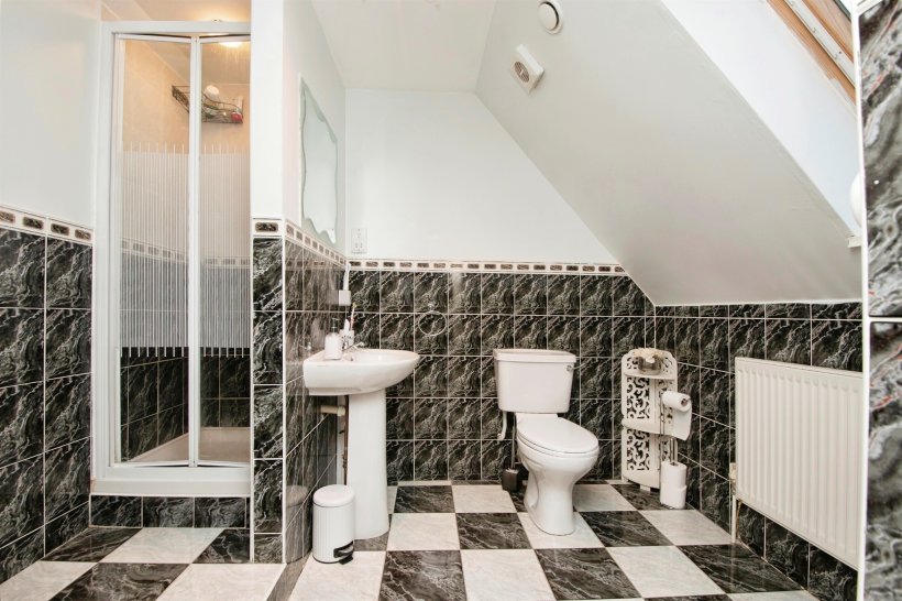 Manor Park Avenue, Paisley 2 bedroom flat Allen & Harris