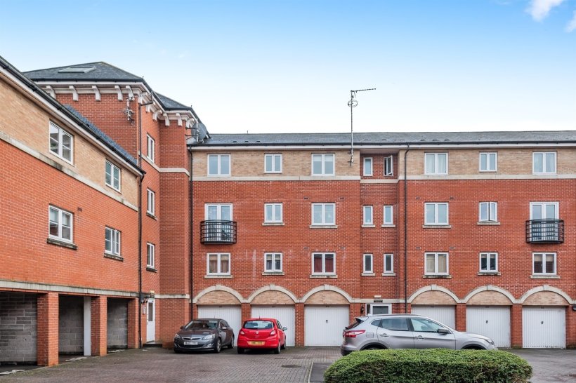 Padstow Road, Swindon 2 bedroom apartment Allen & Harris