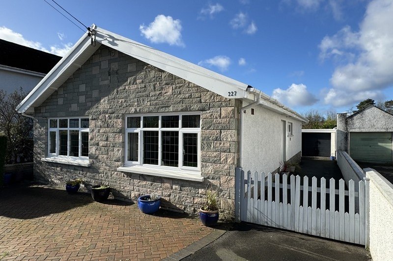 3 bedroom property for sale in Ammanford Road, Llandybie, Ammanford